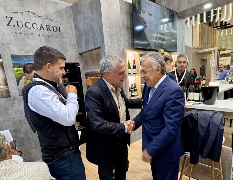Cornejo firmó el acuerdo con Vinexposium por la realización de la Vinexpo Explorer Mendoza 2026, dedicada al vino a granel