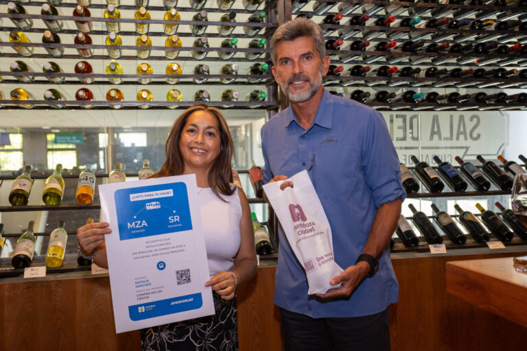 Ulpiano Suarez entregó los premios a los ganadores del programa Comprá en las Fiestas