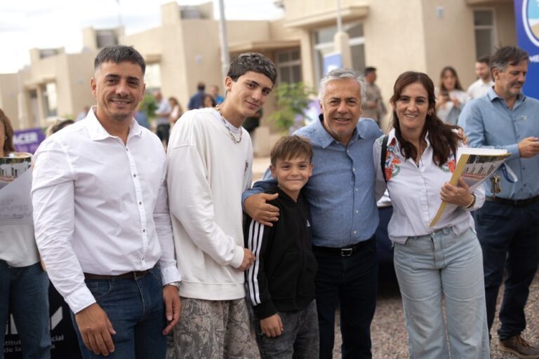 Cornejo encabezó la entrega de 155 viviendas en Guaymallén y destacó el esfuerzo provincial en un contexto de crisis