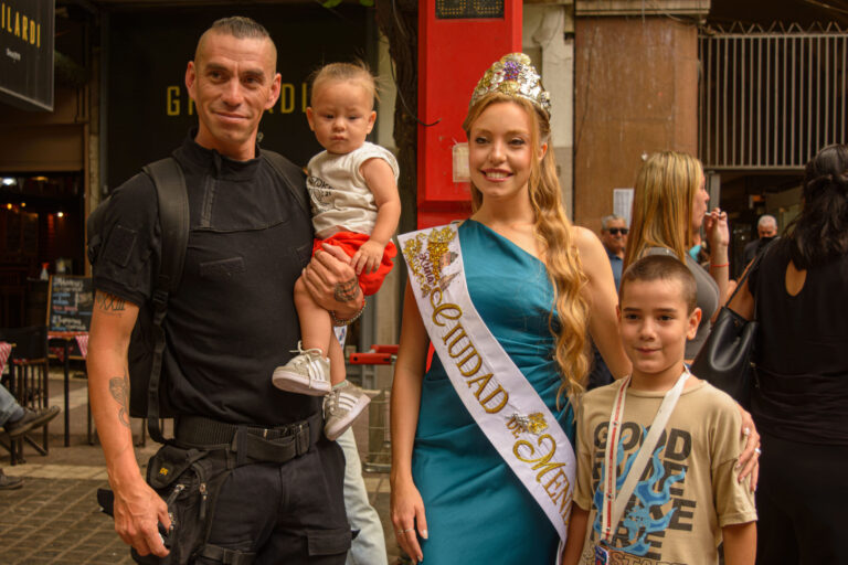 Celeste Sammartino sale a la calle en busca de la segunda corona nacional de la Vendimia para la Ciudad de Mendoza