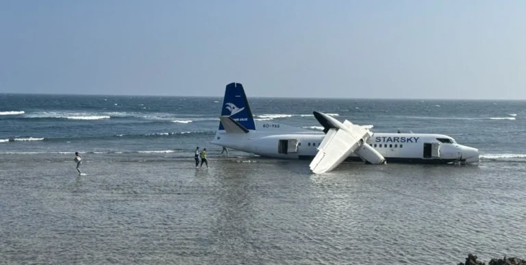 Un avión se estrelló en una playa en Somalia y los pasajeros salieron caminando en la orilla