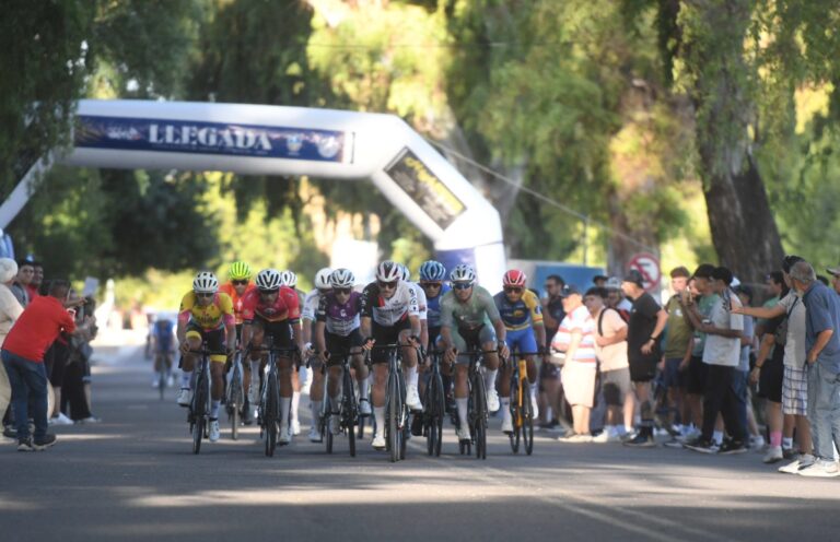 Con presentación y prólogo, Mendoza puso en marcha la 50ª Vuelta Ciclista de Mendoza