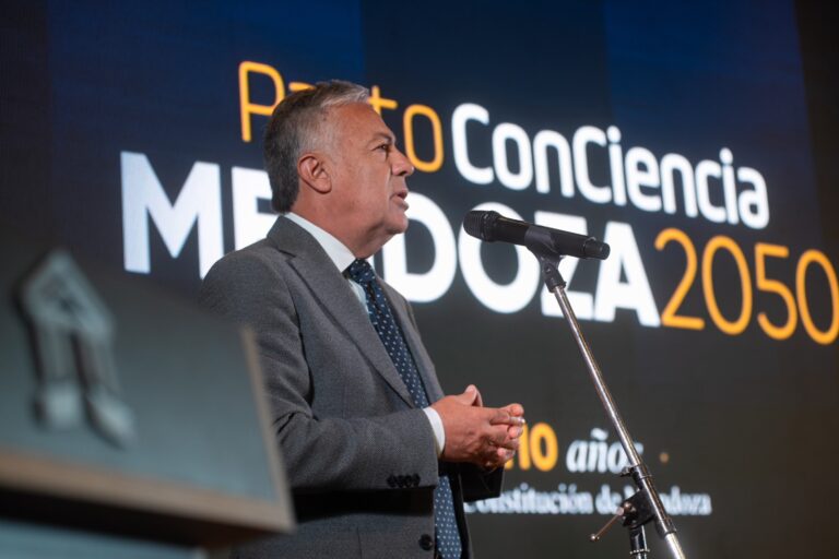 Cornejo encabezó la firma del Pacto ConCiencia Mendoza 2050, en el marco de los 110 años de la Constitución