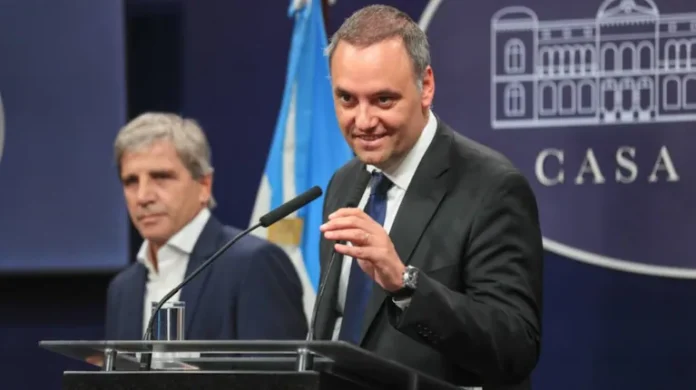 el-ministro-de-economia-luis-caputo-junto-al-jefe-de-gabinete-manuel-adorni-en-un-anuncio-en-casa-rosada-foto-casa-rosada-SLXNDWIXFVAQZP5NBS7B5IWAWM.webp