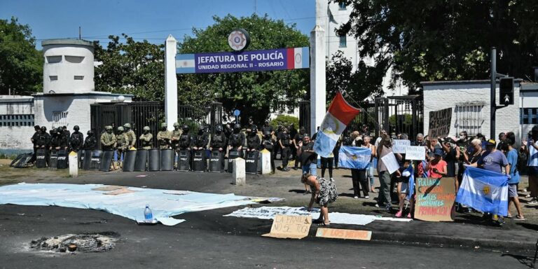El gobierno de Santa Fe anunció que aumentará los sueldos de los policías y les pidió que levanten la protesta