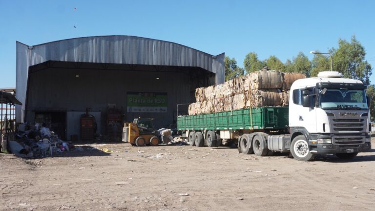Primera venta y carga del año de materiales recuperados en la Planta de Residuos