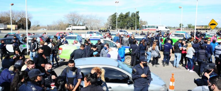 Protesta policial: decenas de patrulleros hacen un “sirenazo” y rodean el destacamento central de Rosario