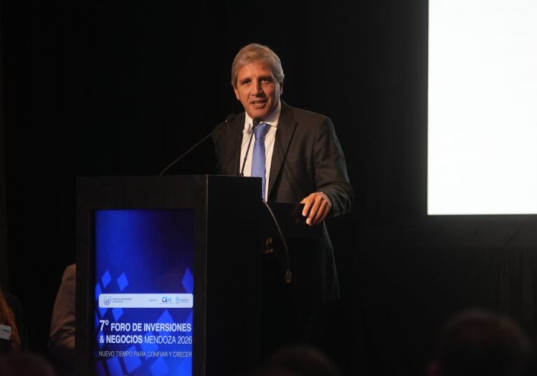 El ministro de Economía de la Nación Caputo participó del Foro de Inversiones y Negocios en Mendoza