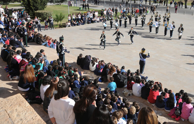 Relevo de Guardia de la Bandera y visita al Memorial: abrieron las inscripciones para escuelas