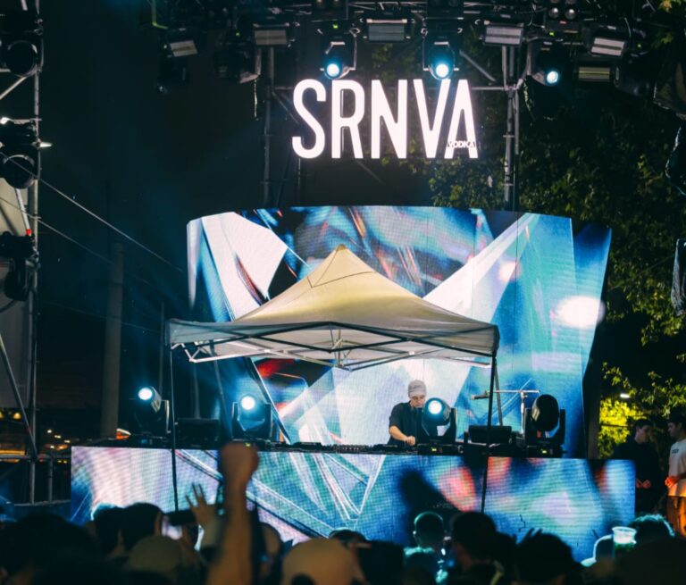 Una Arístides colmada vibró al ritmo de los beats y acordes de Conociendo Rusia y Ezequiel Arias