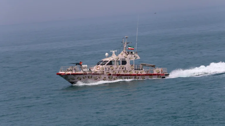 Guerra en Medio Oriente: Irán condiciona reabrir el estrecho de Ormuz a que EE.UU. levante el bloqueo naval