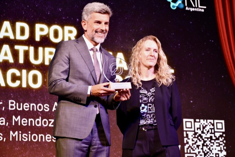 Ulpiano Suarez recibió tres distinciones nacionales por la gestión impulsada en ambiente, emprendedurismo y eficiencia estatal