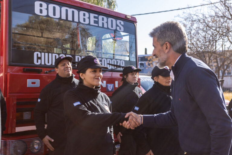 Ulpiano Suarez entregó un vehículo a los Bomberos Voluntarios, iniciativa que fue elegida por los vecinos a través de Presupuesto Participativo