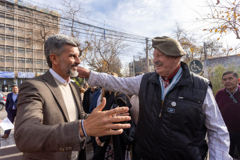 Ulpiano Suarez presentó la oblea de libre estacionamiento para veteranos de Malvinas en la Ciudad