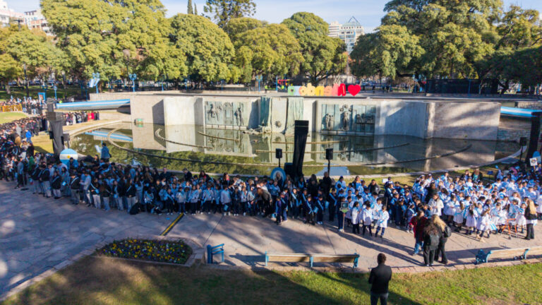 La Plaza Independencia fue el escenario de una histórica jura y promesa de la bandera con más de 750 estudiantes de la Ciudad