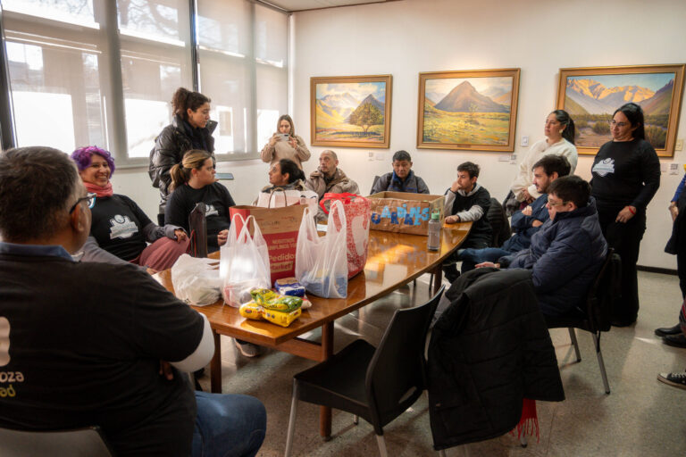Solidaridad en marcha: los Guardianes Ambientales recorrieron el edificio municipal recolectando donaciones para “Manos a la Olla”