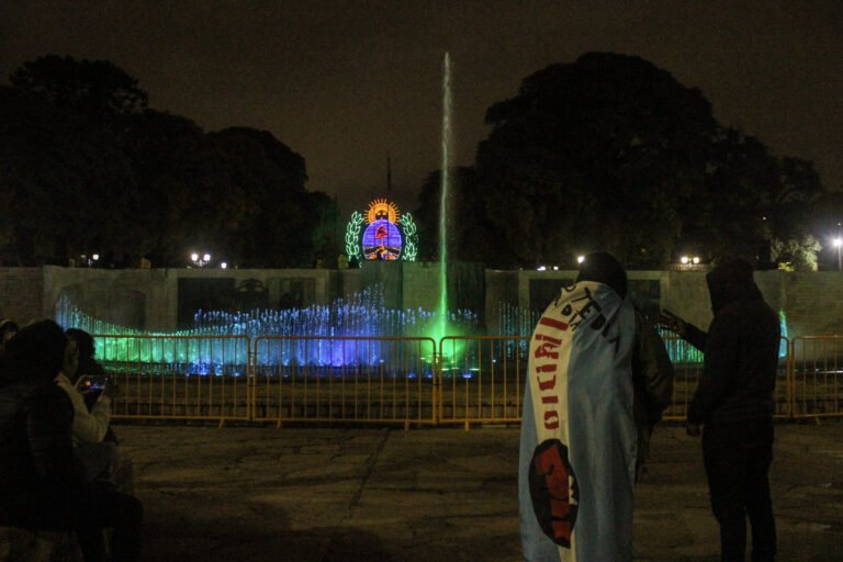 La Ciudad homenajeó al Indio Solari con una emotiva misa ricotera de aguas danzantes en plaza Independencia