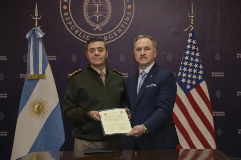 El Gobierno firmó acuerdos con EE.UU. para reforzar la logística militar y acceder a la compra de drones