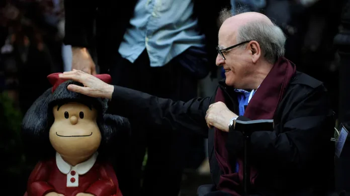 quino-y-una-escultura-de-su-maxima-creacion-mafalda-foto-reuterseloy-alonso-4BINFZTPXFCQJEGUE4HUI2MXEM