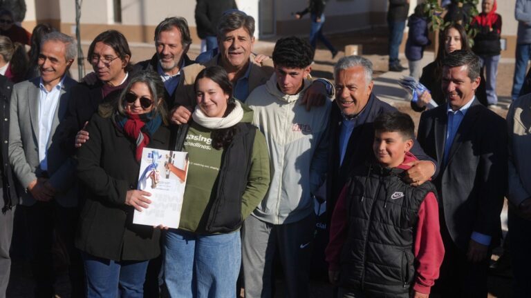 El Gobernador encabezó la entrega de las casas del barrio René Favaloro en Junín