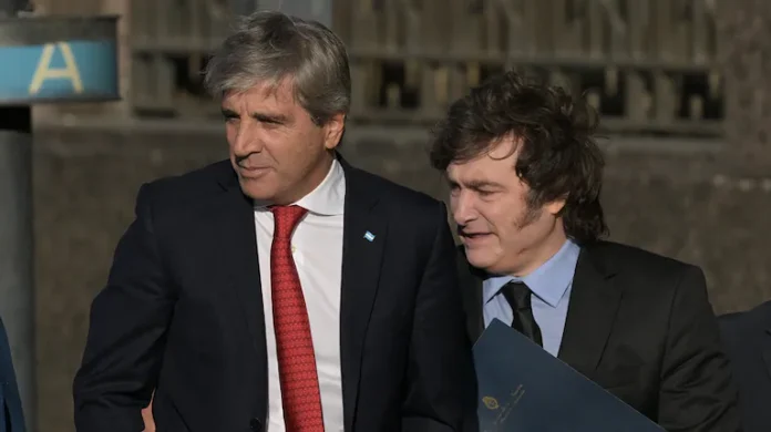 el-ministro-de-economia-luis-caputo-junto-con-el-presidente-javier-milei-foto-juan-mabromata-afp-Y5LYD722MNHERKTEHQXQ6PK54U (1)