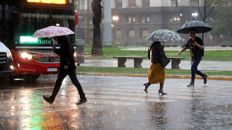 Tormentas en el AMBA: rige una alerta naranja por posible caída de granizo y suspendieron los vuelos en Aeroparque