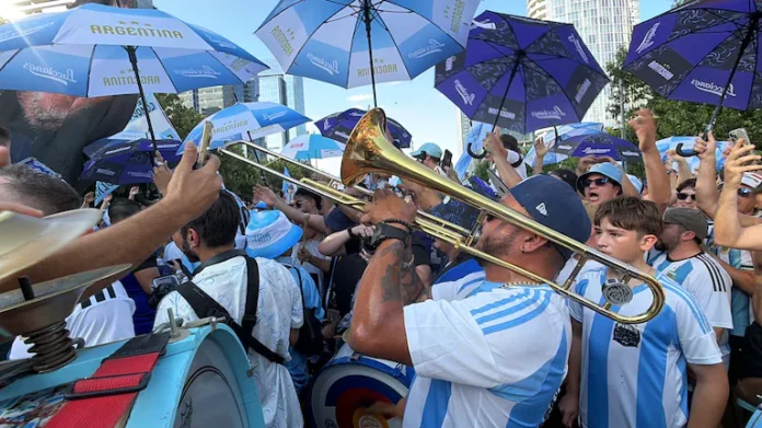 los-hinchas-buscan-alentar-al-equipo-antes-de-la-gran-final-foto-lele-herediavideolab-tn-MGOPL6BCSJCADC42CGF74LKKVU