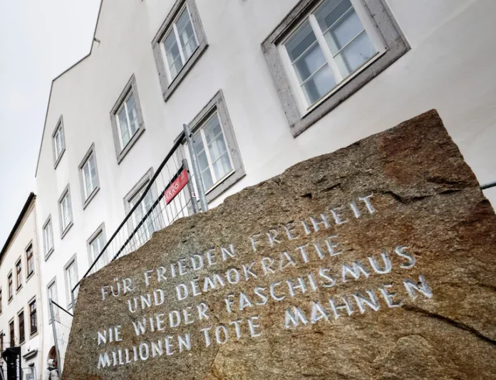 mantuvieron-la-placa-que-advierte-sobre-los-peligros-del-fascismo-frente-a-la-casa-natal-de-adolf-hitler-foto-afp-joe-klamar-FA6C7ADUINESFGRJUZRIXIHPTM