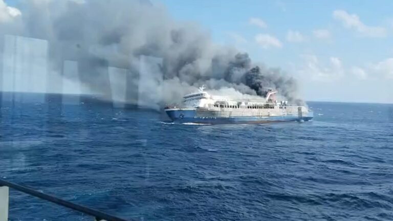 Tragedia en Indonesia: se incendió un ferry y hay al menos cinco muertos y 41 personas desaparecidas