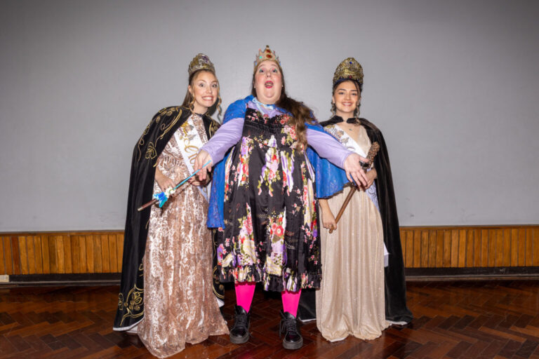 Reina y virreina de la Ciudad protagonizan una obra de teatro que acerca la Vendimia a las infancias: en el Mes de la Niñez harán funciones para escuelas