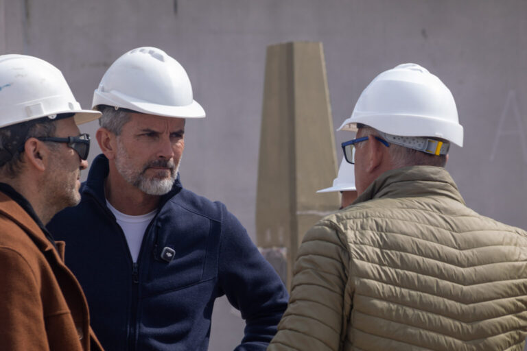Ulpiano Suarez recorrió la obra de las viviendas que se construyen en la ex fábrica Aliar