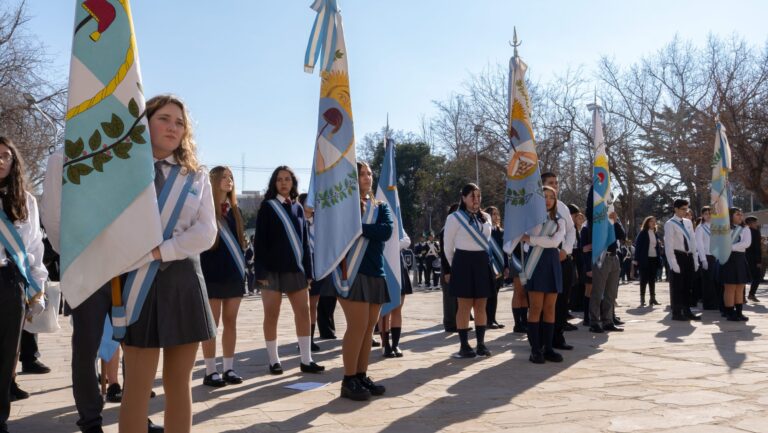 Estudiantes de escuelas secundarias participaron en la Promesa de Lealtad a la Bandera Provincial