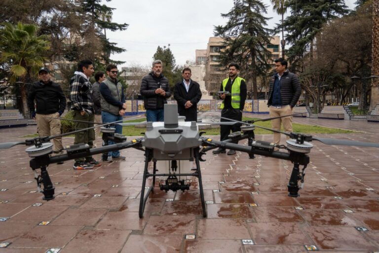 Ulpiano Suarez supervisó la pulverización con drones del arbolado público en Plaza España