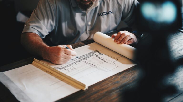 Producción acompaña una capacitación integral para profesionales del sector construcción