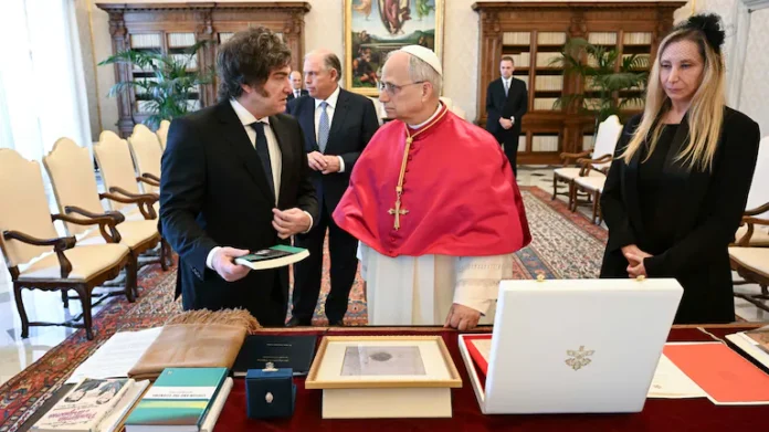 el-presidente-javier-milei-junto-al-papa-leon-xiv-en-la-audiencia-privada-en-el-vaticano-foto-afp-vatican-media-mario-tomassetti-archivo-WWPY7JJWUVG2XOPYXENLXJ2XPE