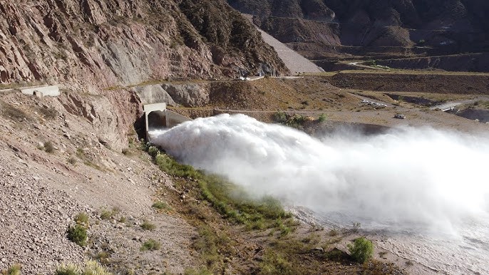 Se completó con éxito la apertura del descargador de fondo del dique Potrerillos