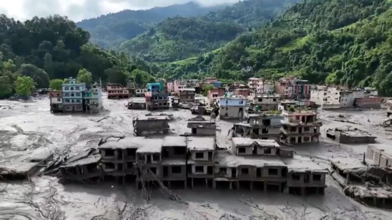 Milagro en Nepal: rescataron con vida a una nena de seis años