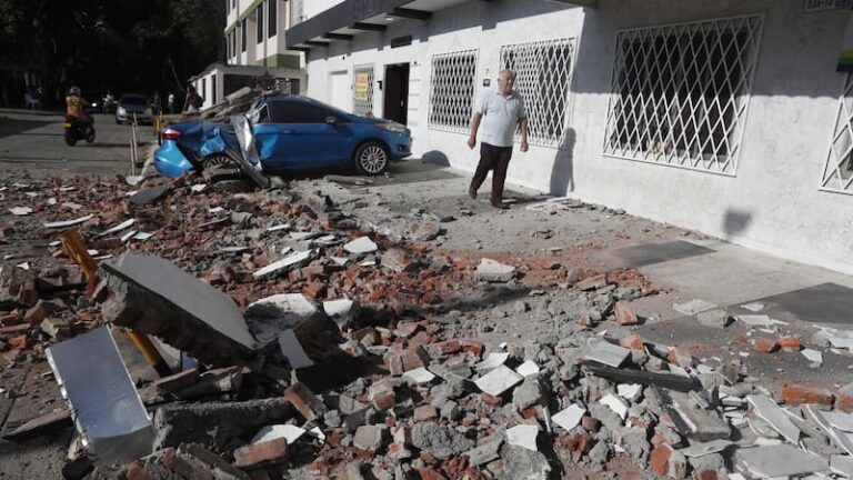 Fuerte terremoto de 7,4 sacudió a Colombia