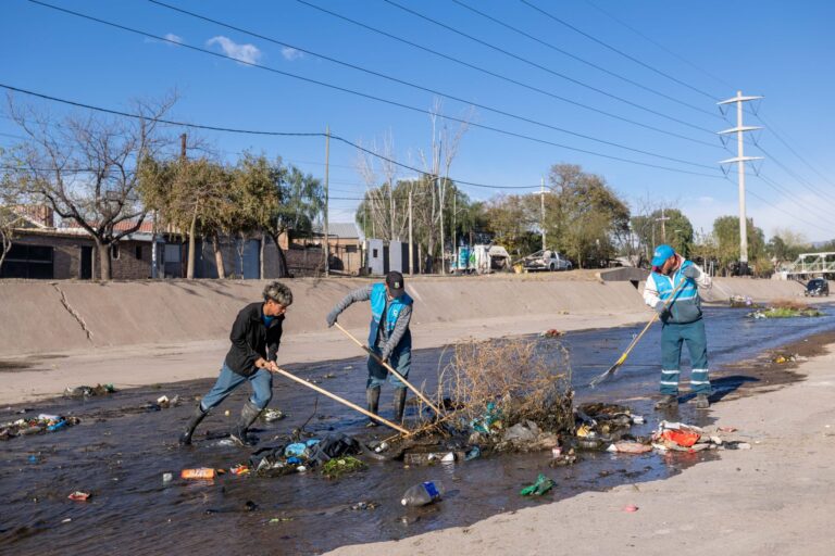 Ulpiano Suarez impulsa una ley provincial para sancionar con mayor dureza a quienes arrojen basura en acequias y cauces de agua