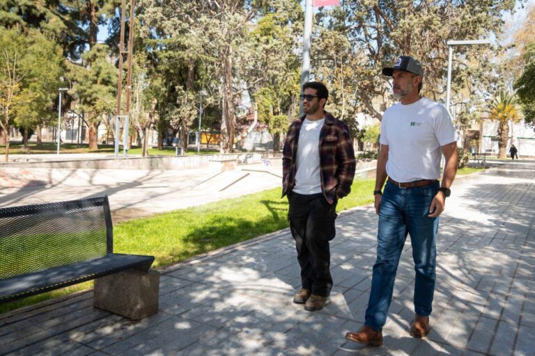 Ulpiano Suarez recorrió la Plaza Yrigoyen y destacó los resultados del nuevo sistema de riego