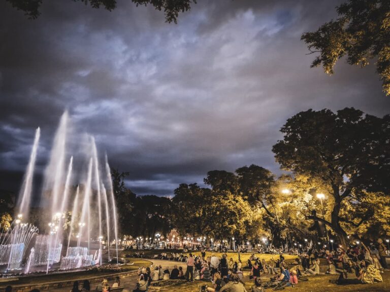 Las Aguas Danzantes renuevan sus horarios y este martes se iluminarán por el Día del Linfoma y la Independencia de México