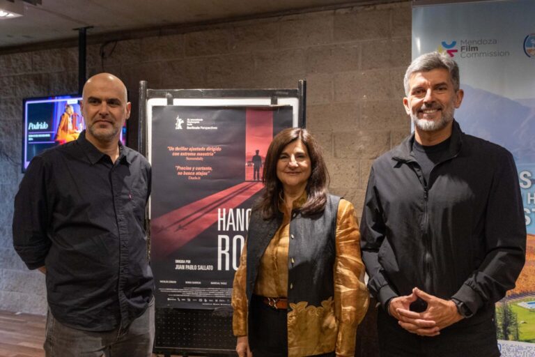 El intendente Ulpiano Suarez participó del avant premiere de Hangar Rojo