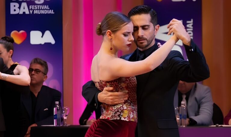 Bailarines mendocinos en la final del Festival y Mundial de Tango BA