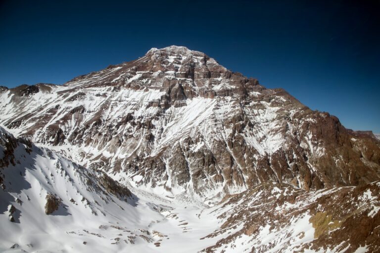 Aconcagua: Mendoza abrió los sobres de la licitación del servicio aéreo para las próximas cinco temporadas