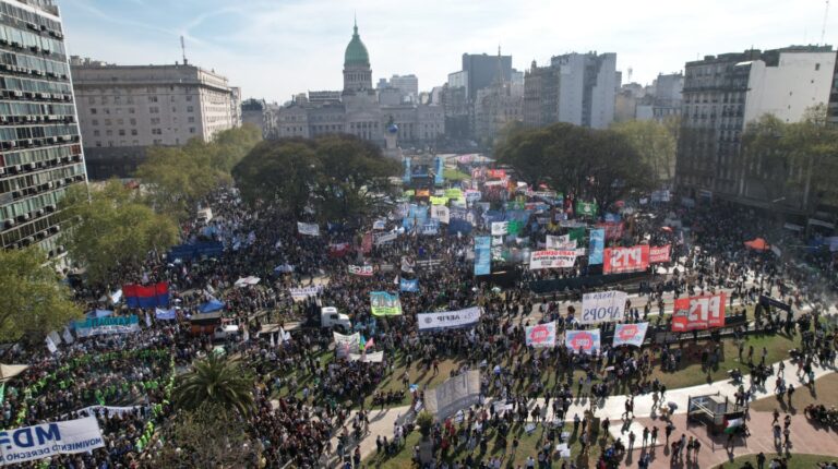 Marcha Federal Universitaria: gremios, organizaciones sociales y partidos ya concentran en Plaza de Mayo